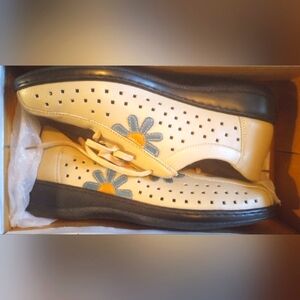 Women's comfort walking shoes